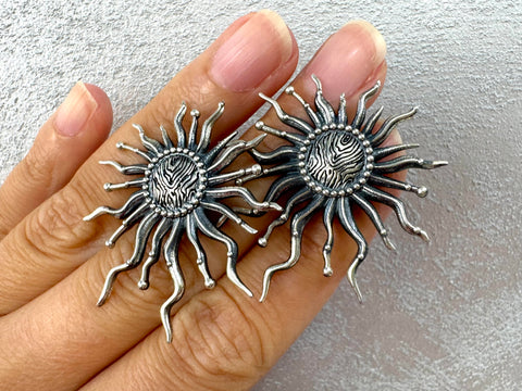 Introducing our Sterling Silver 925 handmade Armenian jewelry collection. These sun earrings are adorned with very long stud rays, inspired by Armenian Vaspourakan jewelry. Made with pure silver 925, these art pieces are the perfect addition to any outfit. Elevate your style with our unique and timeless sun earrings.
