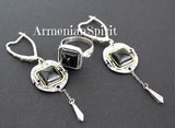 Modern and office matching jewelry set long chain earrings and classy ring with black gemstone. This jewelry is made of sterlong silver and the yellow details are gold plated.