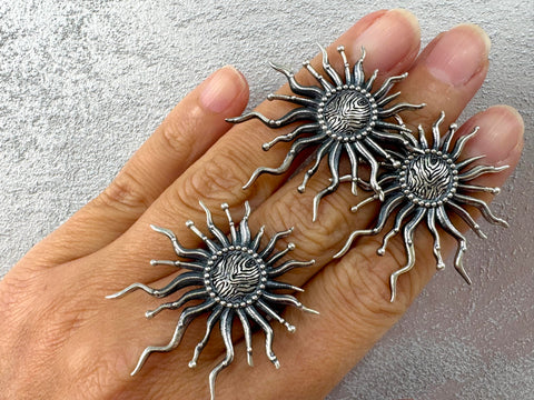 Discover the bold beauty of Armenian culture with our handmade sterling silver 925 jewelry. The very large sun earrings and ring feature long rays, inspired by Vaspourakan jewelry. Made with expert craftsmanship and authentic sterling silver, these pieces exude elegance and authenticity.
