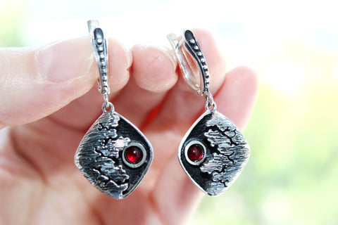 Earrings SILVER 925 Black jewelry with cracks and red stone