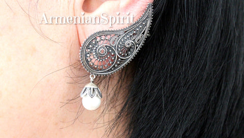 Single earring for left ear Stud with white pearl filigree