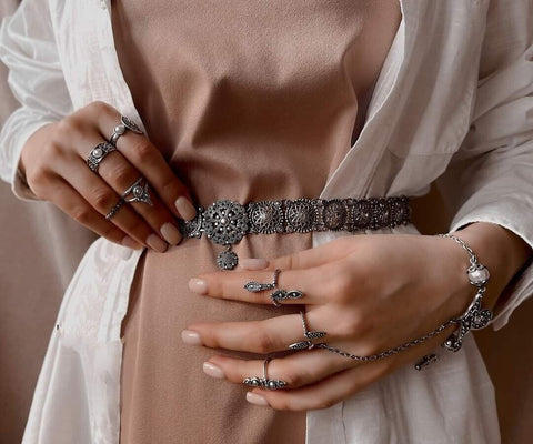 Do not know where to buy Armenian traditonal belt made of sterling silver 925 for traditional folk outfit  taraz? Our store armenian spirit has different varioty of armenian traditional jewelry made in daraz style. This type of sterling silver belts where wearing women in old Armenian cities such as Kars, Erzrum, Ani, Adana, Van, Vaspurakan, Mush, etc. 