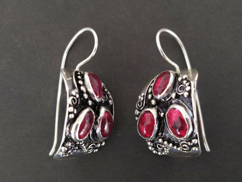 Expencive vintage! Old fashioned jewelry. These earrings looks like a real vintage old earringe. The earrings are made of silver 925 and garnet gemstones. The earlobe closure is hook. The earrings are hooked. The stones are deep red and the silver is oxidised, so it looks black. Black and red jewelry in vintage goes well with elegant dresses and coats.