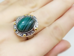 Cette bague en argent et ces longues boucles d'oreilles avec malachite verte polie ovale sont vraiment un bijou brillant qui sera à juste titre apprécié aussi bien par une femme mûre que par une jeune fille. L'argent est l'un des métaux les plus nobles et les plus précieux, son aspect est excellent. Et les bijoux fabriqués à partir de ce matériau sont vraiment élégants et sophistiqués. Ces bijoux sont un magnifique accessoire qui ne perdra pas sa valeur et sa pertinence pendant de nombreuses années.