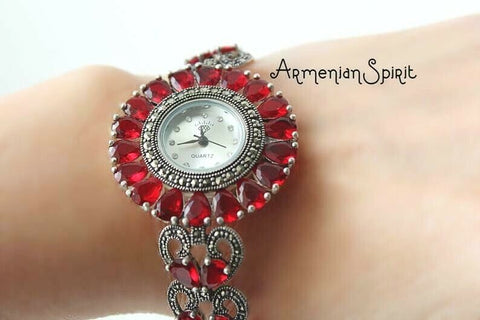 Looking for a stylish yet affordable watch? These quartz watches are crafted with sterling silver 925, giving them an elegant look. Perfect for women who want to add a touch of sophistication to their wardrobe. Upgrade your accessories with our affordable collection.