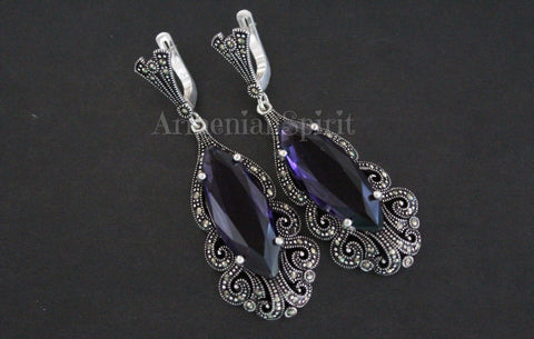 Looking for Medieval Purple Stone Earrings in 925 Sterling Silver? These long earrings are made in the style of the Middle Ages and look like earrings for a true queen. The earrings are made in the shape of a peacock feather with an oblong purple stone. We also make this jewelry with stones of other colors.